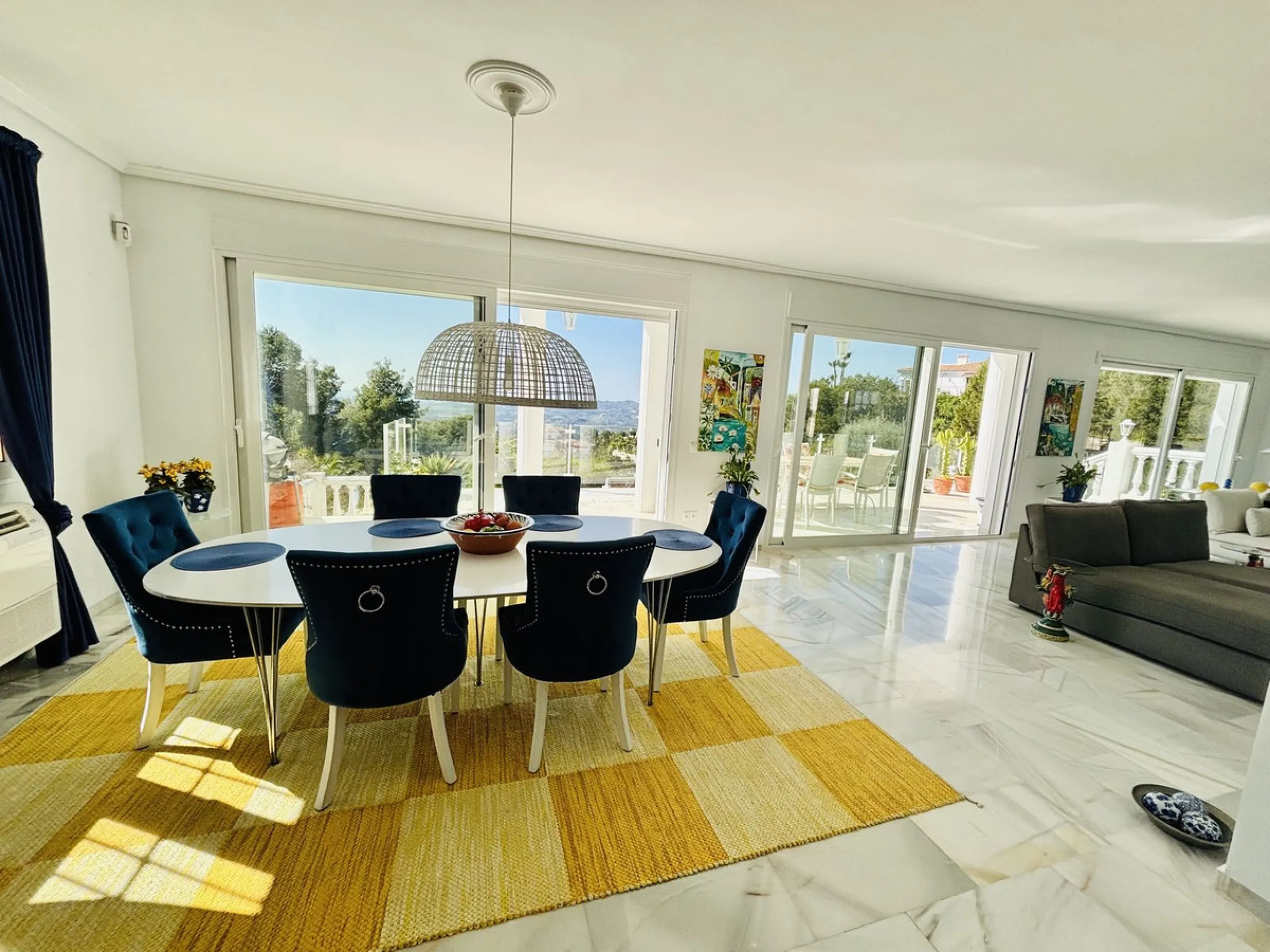 Nestled in the prestigious urbanisation of Valtocado, this spacious and elegant classic detached villa enjoys an elevated position offering breathtaking panoramic views stretching across the mountains and down to the coast. Located at the end of a quiet s