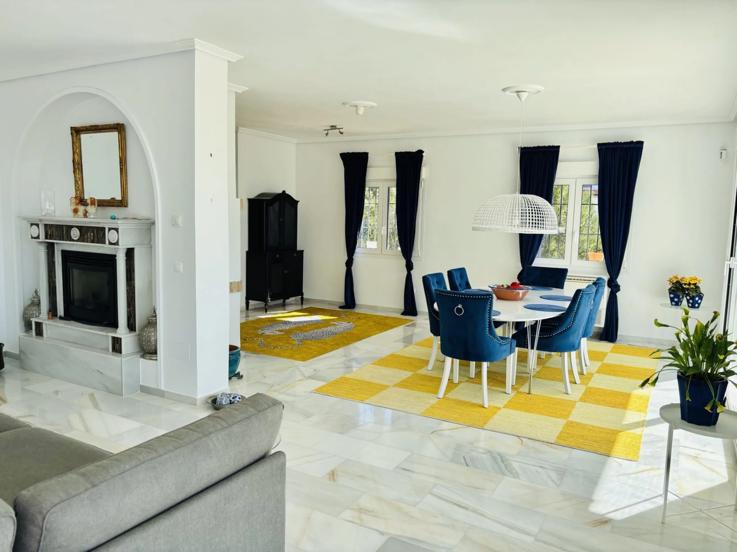 Nestled in the prestigious urbanisation of Valtocado, this spacious and elegant classic detached villa enjoys an elevated position offering breathtaking panoramic views stretching across the mountains and down to the coast. Located at the end of a quiet s