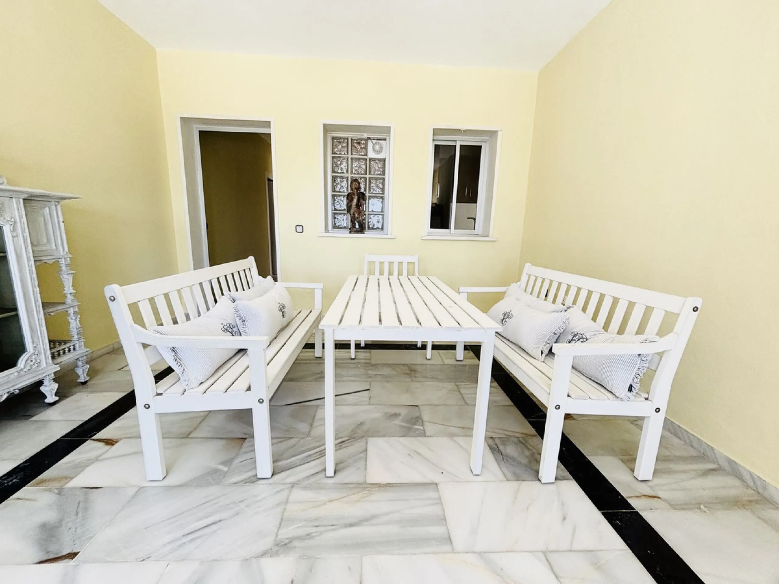 Nestled in the prestigious urbanisation of Valtocado, this spacious and elegant classic detached villa enjoys an elevated position offering breathtaking panoramic views stretching across the mountains and down to the coast. Located at the end of a quiet s