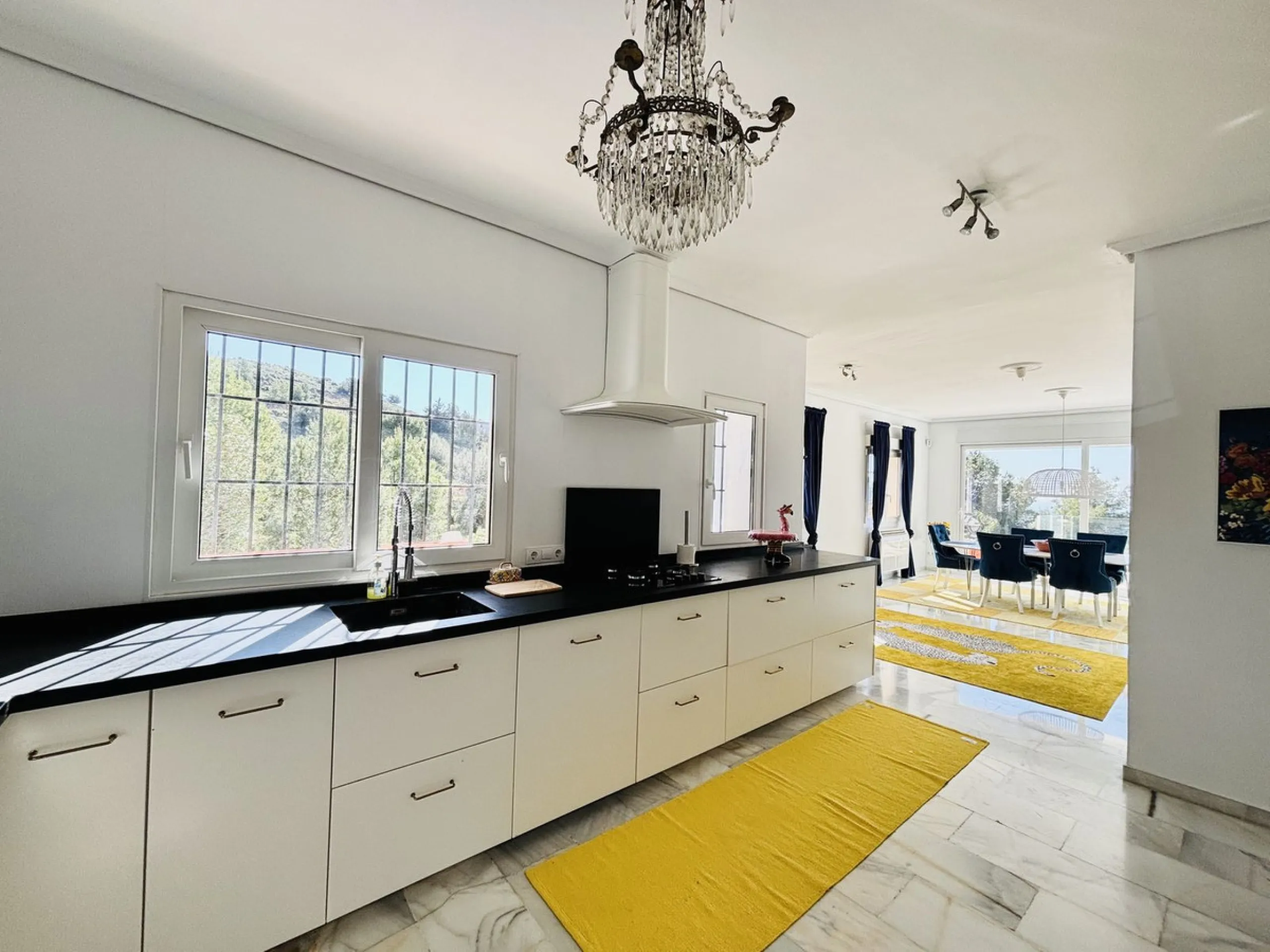 Nestled in the prestigious urbanisation of Valtocado, this spacious and elegant classic detached villa enjoys an elevated position offering breathtaking panoramic views stretching across the mountains and down to the coast. Located at the end of a quiet s