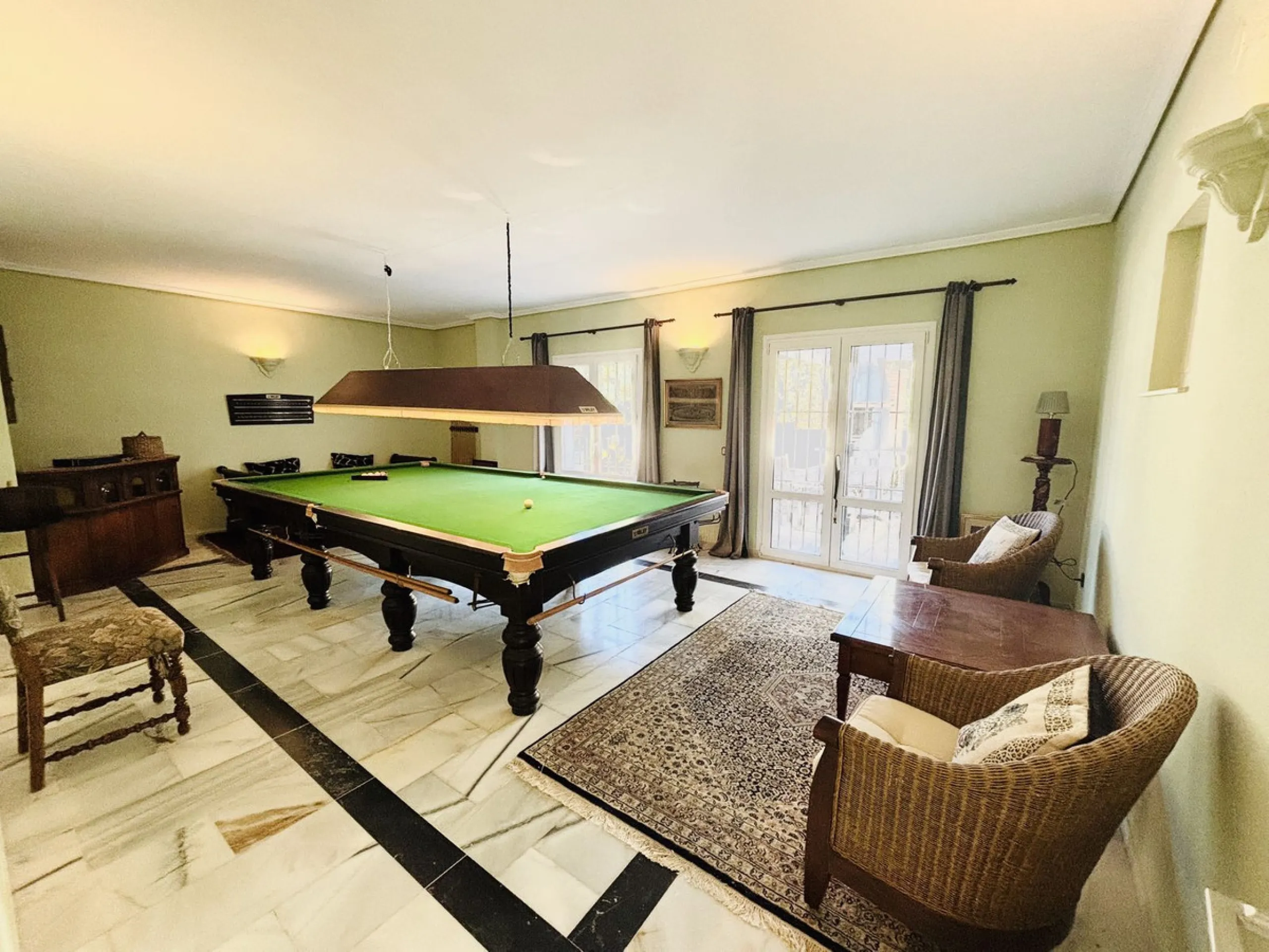 Nestled in the prestigious urbanisation of Valtocado, this spacious and elegant classic detached villa enjoys an elevated position offering breathtaking panoramic views stretching across the mountains and down to the coast. Located at the end of a quiet s