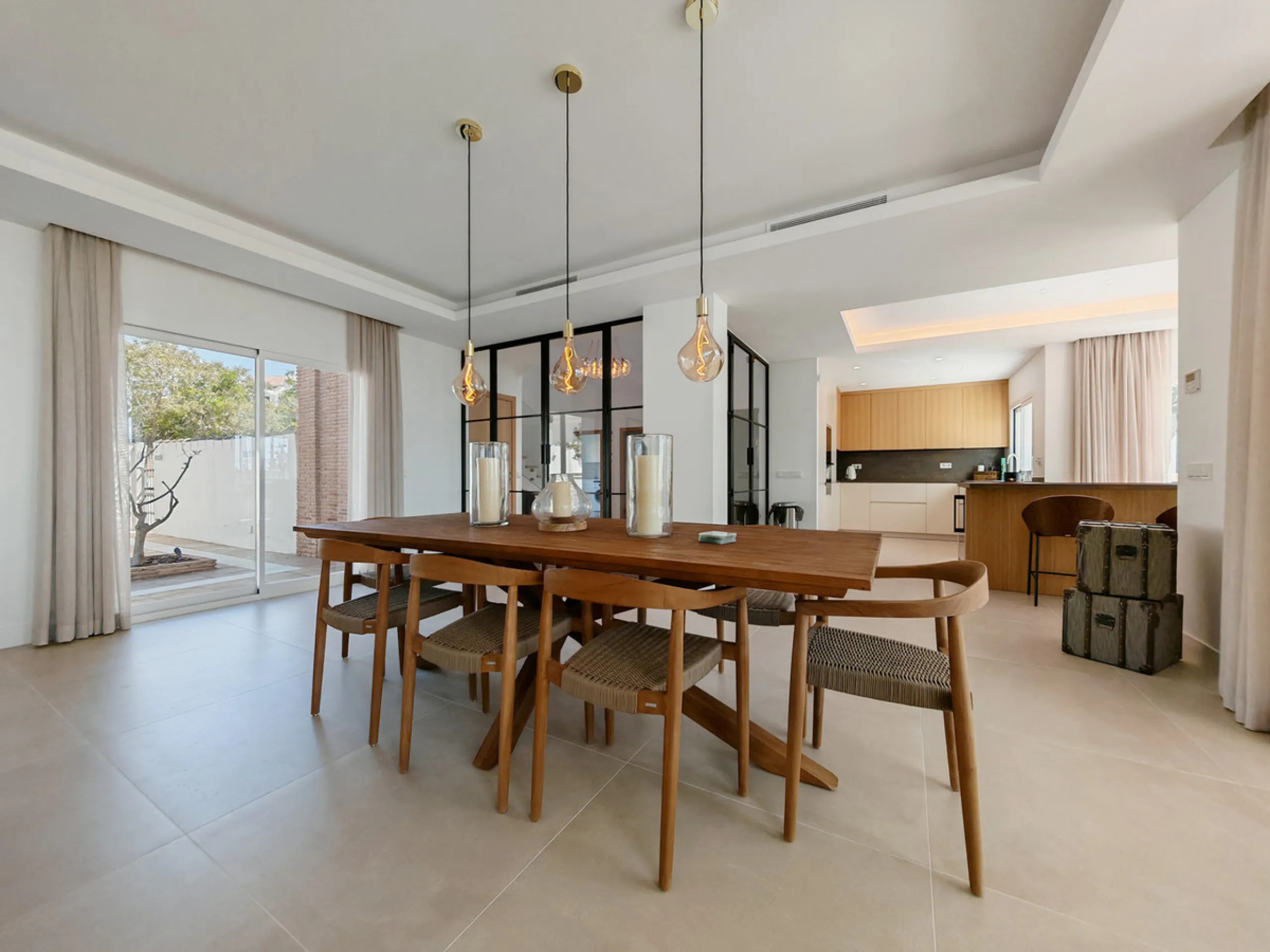 Villa for sale in Elviria, Marbella with 4 bedrooms, 4 bathrooms, 4 en suite bathrooms, 1 toilet and with orientation south, with private swimming pool, private garage and private garden. Regarding property dimensions, it has 327 m² built and 1,519 m² plo