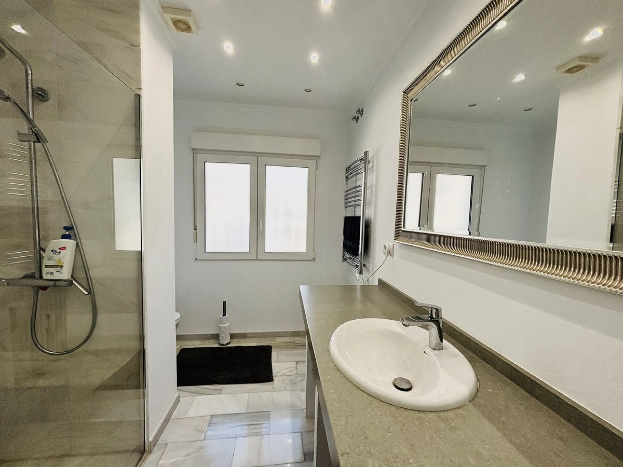 Nestled in the prestigious urbanisation of Valtocado, this spacious and elegant classic detached villa enjoys an elevated position offering breathtaking panoramic views stretching across the mountains and down to the coast. Located at the end of a quiet s