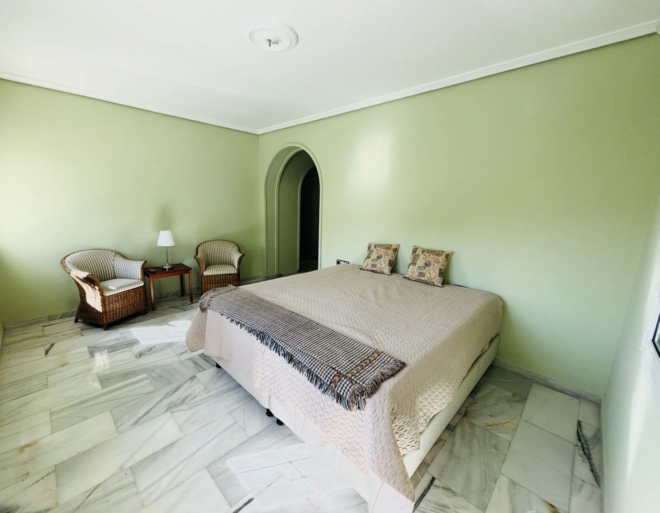 Nestled in the prestigious urbanisation of Valtocado, this spacious and elegant classic detached villa enjoys an elevated position offering breathtaking panoramic views stretching across the mountains and down to the coast. Located at the end of a quiet s