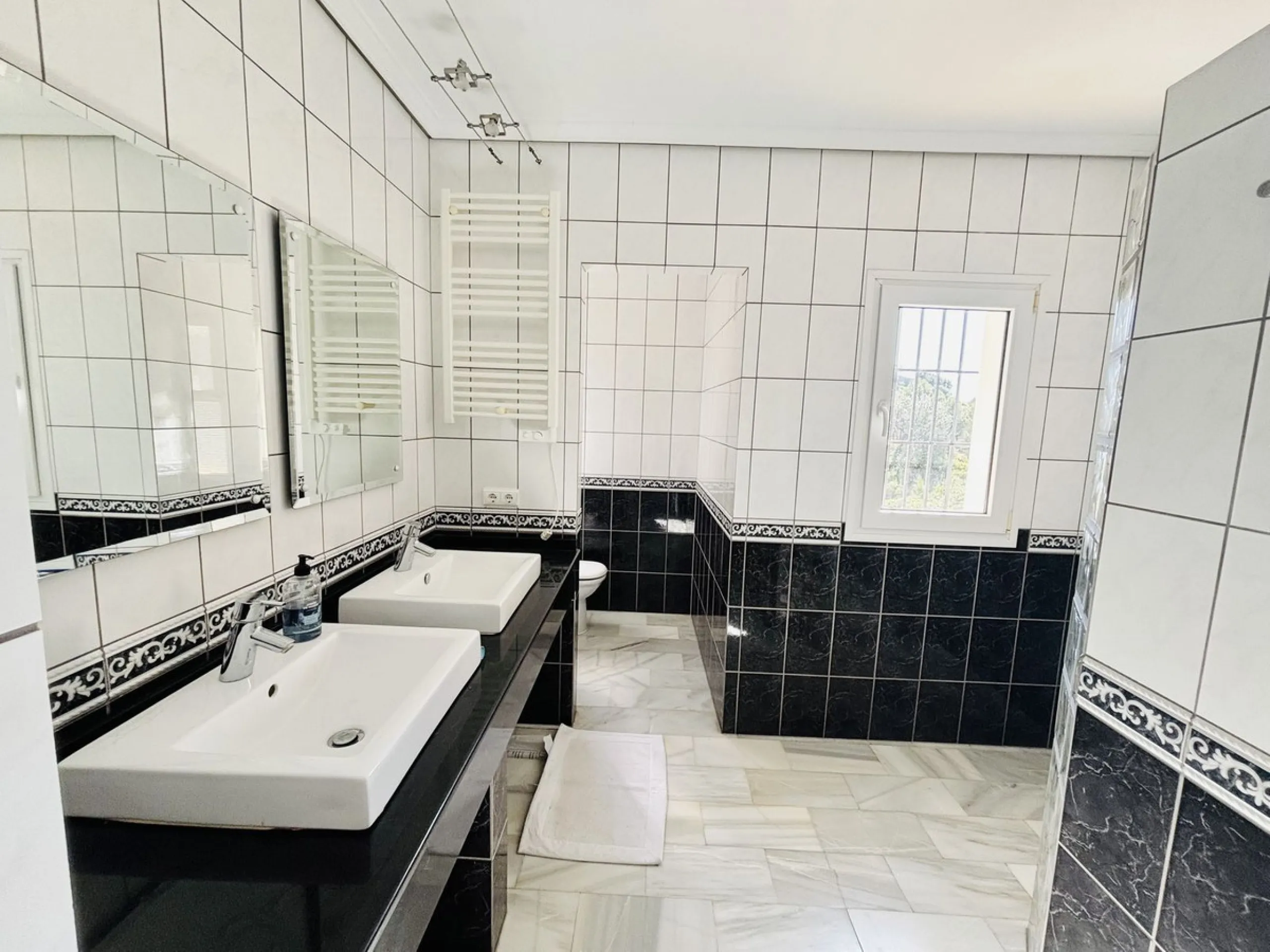 Nestled in the prestigious urbanisation of Valtocado, this spacious and elegant classic detached villa enjoys an elevated position offering breathtaking panoramic views stretching across the mountains and down to the coast. Located at the end of a quiet s