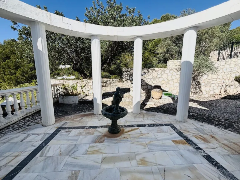 Nestled in the prestigious urbanisation of Valtocado, this spacious and elegant classic detached villa enjoys an elevated position offering breathtaking panoramic views stretching across the mountains and down to the coast. Located at the end of a quiet s