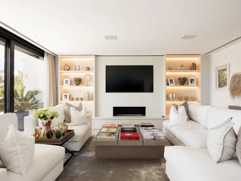 Contemporary villa set in the heart of Nueva Andalucía's prestigious Golf Valley, enjoying a privileged west-facing orientation overlooking the renowned Los Naranjos Golf Course. Distributed across three levels, the residence captures sweeping views of ma