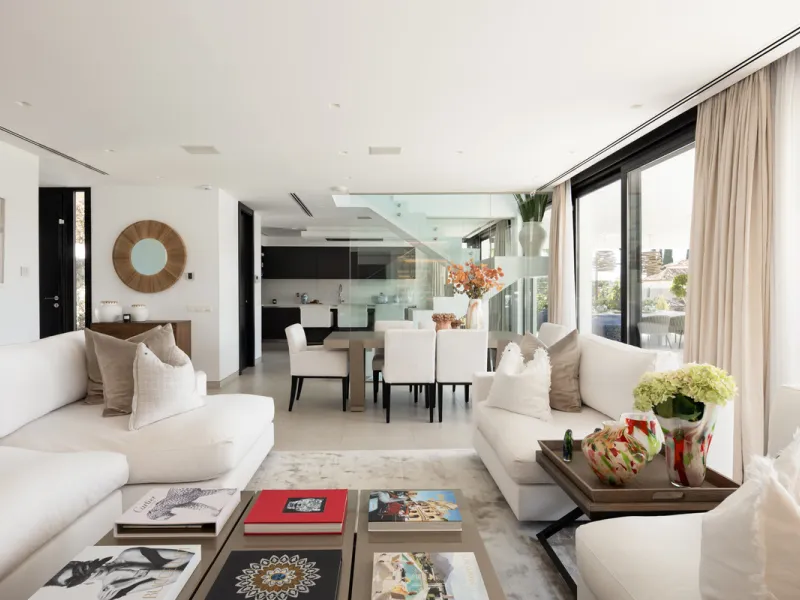 Contemporary villa set in the heart of Nueva Andalucía's prestigious Golf Valley, enjoying a privileged west-facing orientation overlooking the renowned Los Naranjos Golf Course. Distributed across three levels, the residence captures sweeping views of ma