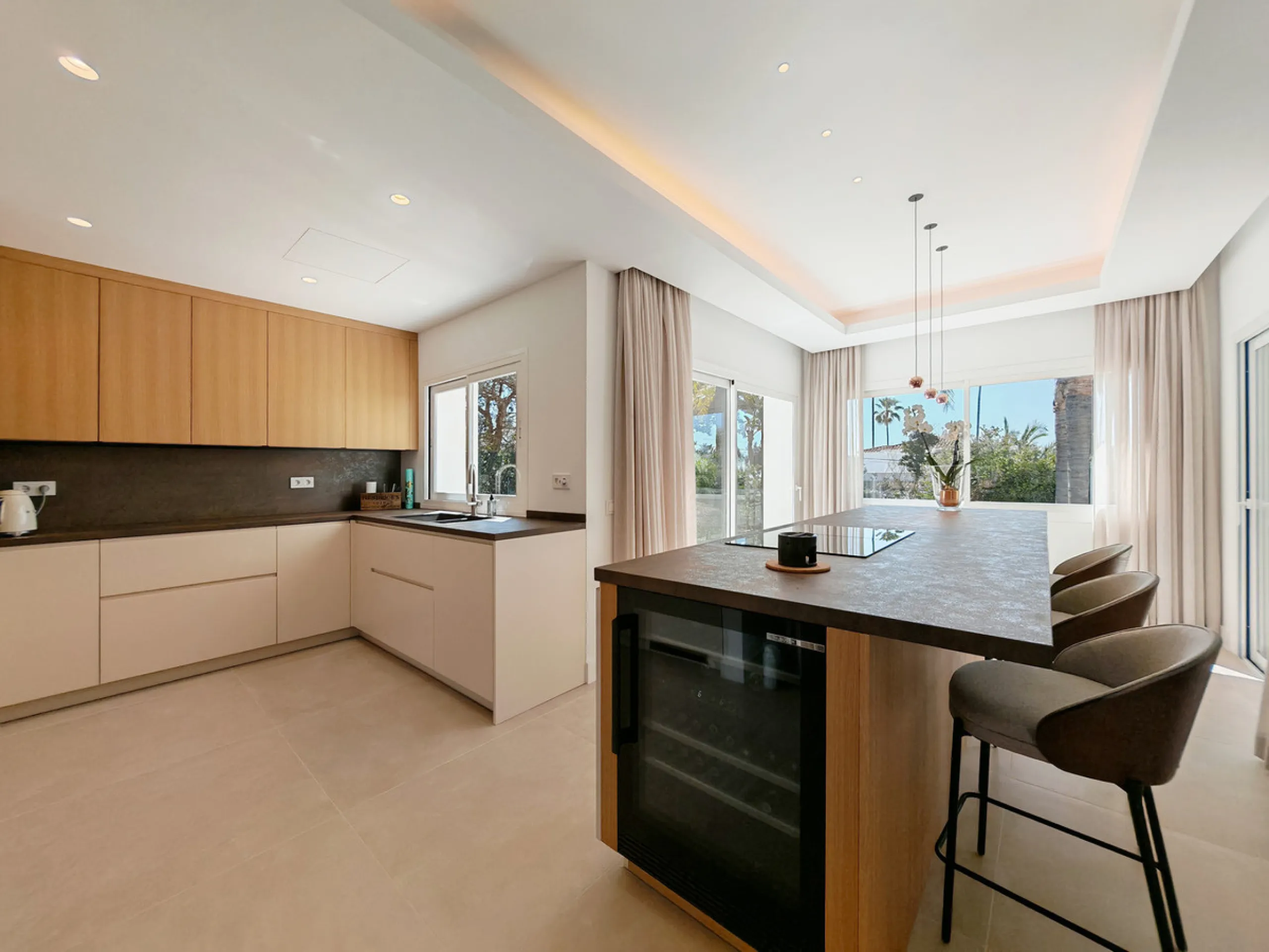 Villa for sale in Elviria, Marbella with 4 bedrooms, 4 bathrooms, 4 en suite bathrooms, 1 toilet and with orientation south, with private swimming pool, private garage and private garden. Regarding property dimensions, it has 327 m² built and 1,519 m² plo