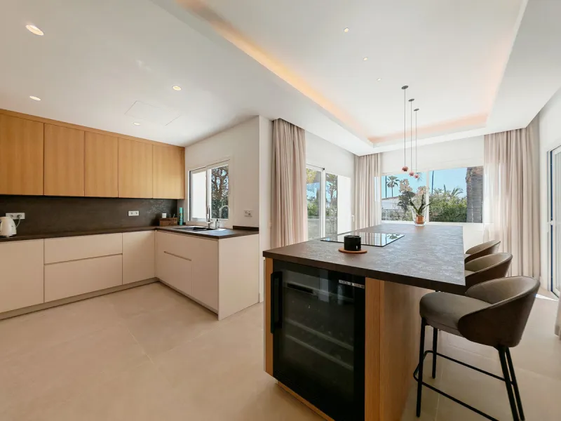 Villa for sale in Elviria, Marbella with 4 bedrooms, 4 bathrooms, 4 en suite bathrooms, 1 toilet and with orientation south, with private swimming pool, private garage and private garden. Regarding property dimensions, it has 327 m² built and 1,519 m² plo