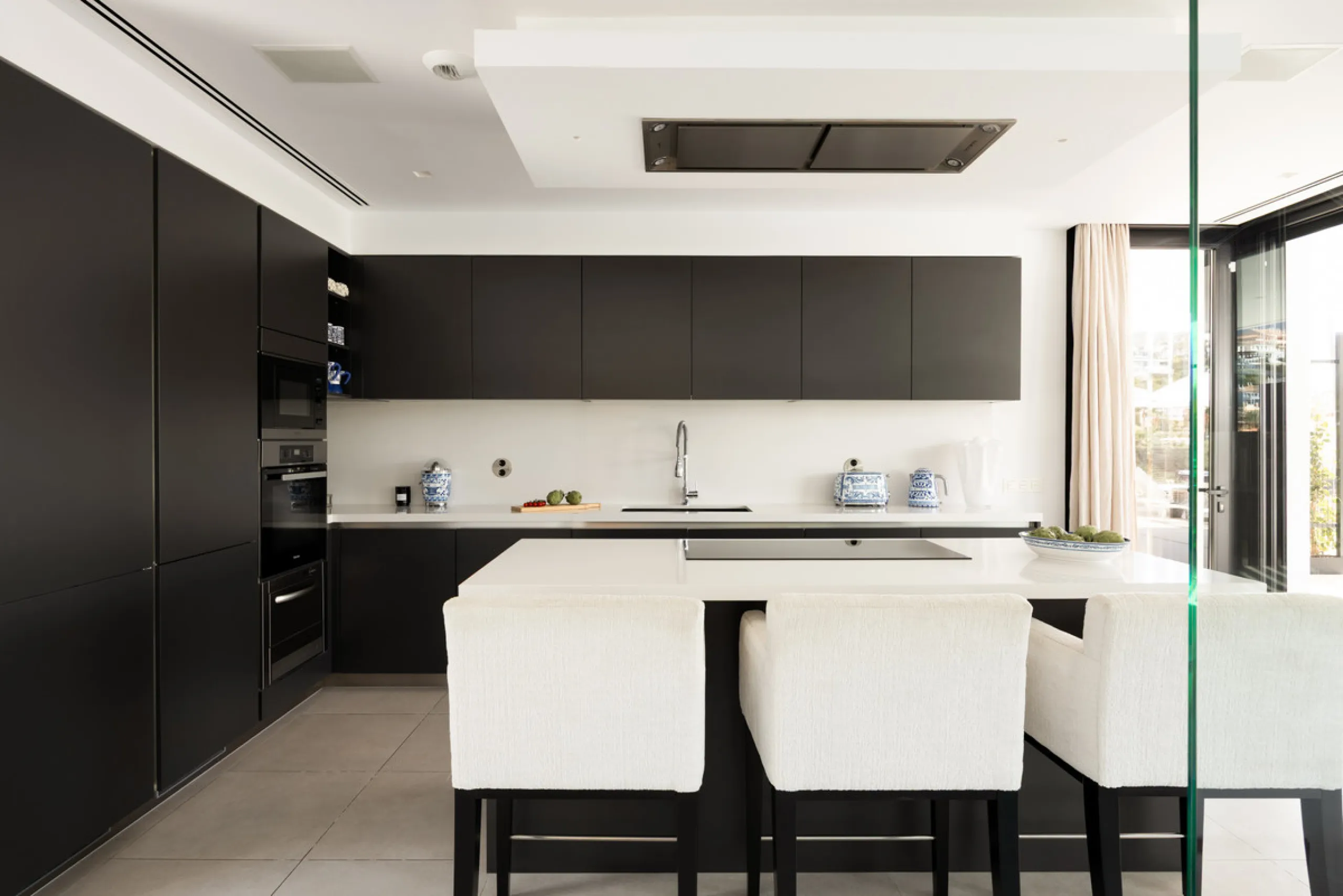 Contemporary villa set in the heart of Nueva Andalucía's prestigious Golf Valley, enjoying a privileged west-facing orientation overlooking the renowned Los Naranjos Golf Course. Distributed across three levels, the residence captures sweeping views of ma