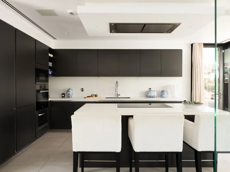 Contemporary villa set in the heart of Nueva Andalucía's prestigious Golf Valley, enjoying a privileged west-facing orientation overlooking the renowned Los Naranjos Golf Course. Distributed across three levels, the residence captures sweeping views of ma