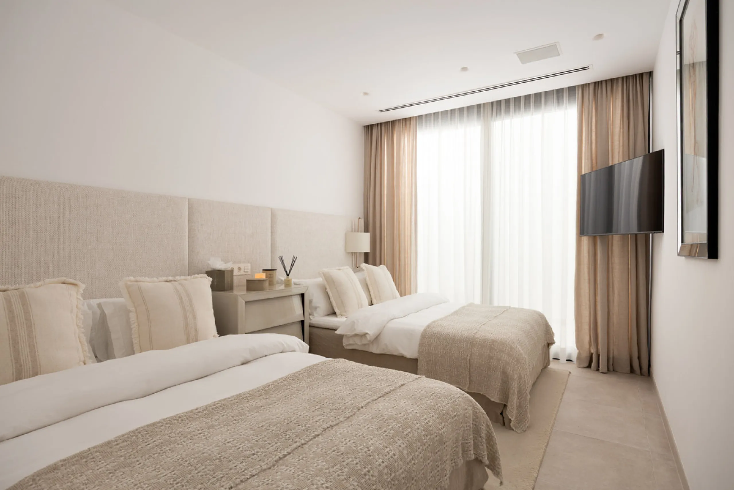 Contemporary villa set in the heart of Nueva Andalucía's prestigious Golf Valley, enjoying a privileged west-facing orientation overlooking the renowned Los Naranjos Golf Course. Distributed across three levels, the residence captures sweeping views of ma
