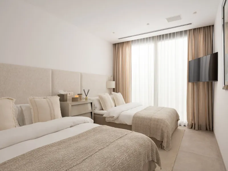 Contemporary villa set in the heart of Nueva Andalucía's prestigious Golf Valley, enjoying a privileged west-facing orientation overlooking the renowned Los Naranjos Golf Course. Distributed across three levels, the residence captures sweeping views of ma
