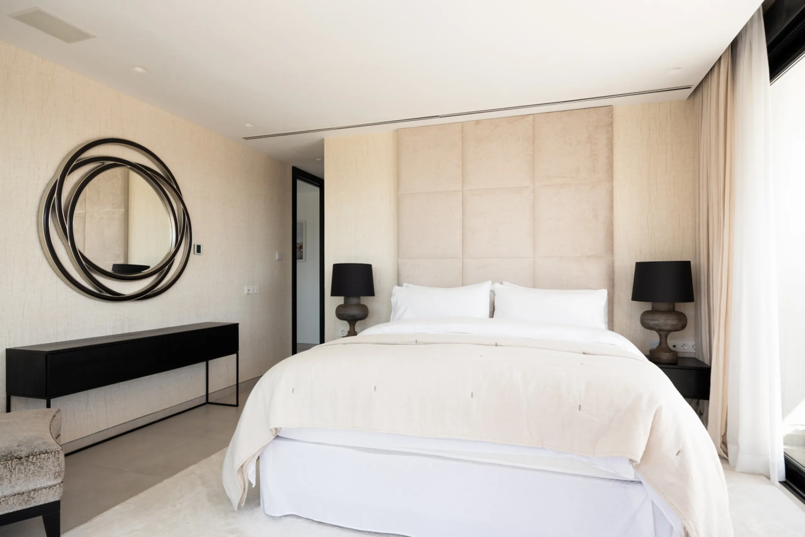 Contemporary villa set in the heart of Nueva Andalucía's prestigious Golf Valley, enjoying a privileged west-facing orientation overlooking the renowned Los Naranjos Golf Course. Distributed across three levels, the residence captures sweeping views of ma