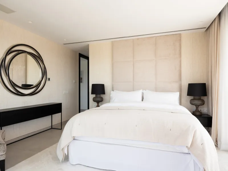 Contemporary villa set in the heart of Nueva Andalucía's prestigious Golf Valley, enjoying a privileged west-facing orientation overlooking the renowned Los Naranjos Golf Course. Distributed across three levels, the residence captures sweeping views of ma