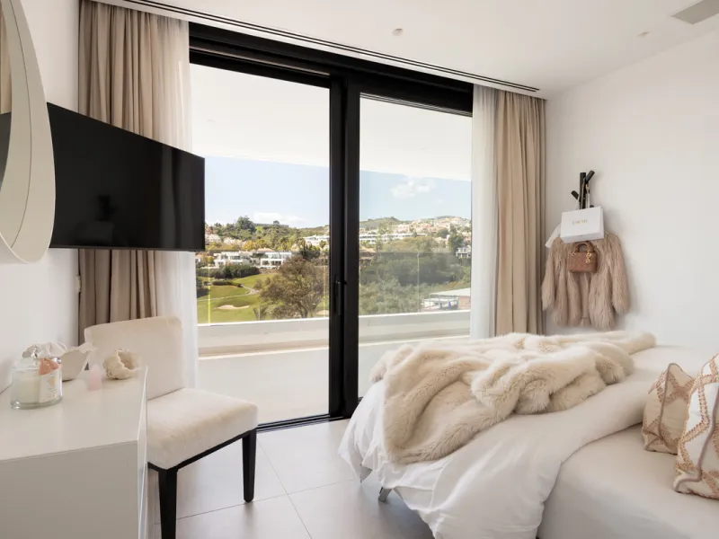 Contemporary villa set in the heart of Nueva Andalucía's prestigious Golf Valley, enjoying a privileged west-facing orientation overlooking the renowned Los Naranjos Golf Course. Distributed across three levels, the residence captures sweeping views of ma