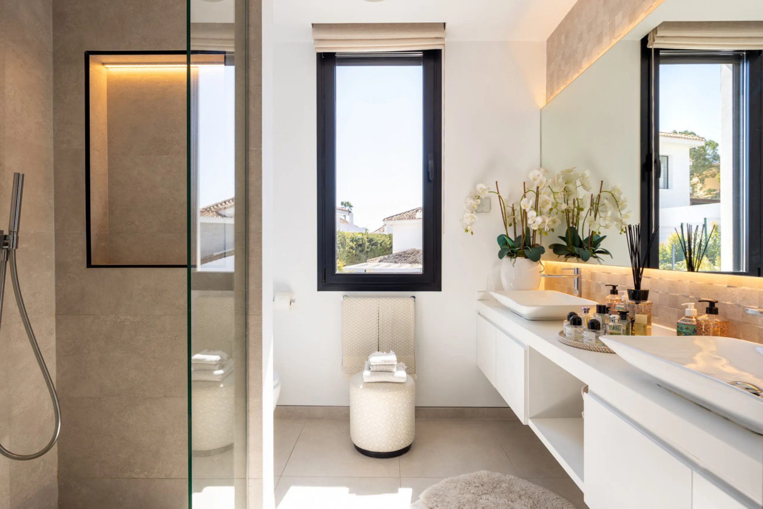 Contemporary villa set in the heart of Nueva Andalucía's prestigious Golf Valley, enjoying a privileged west-facing orientation overlooking the renowned Los Naranjos Golf Course. Distributed across three levels, the residence captures sweeping views of ma