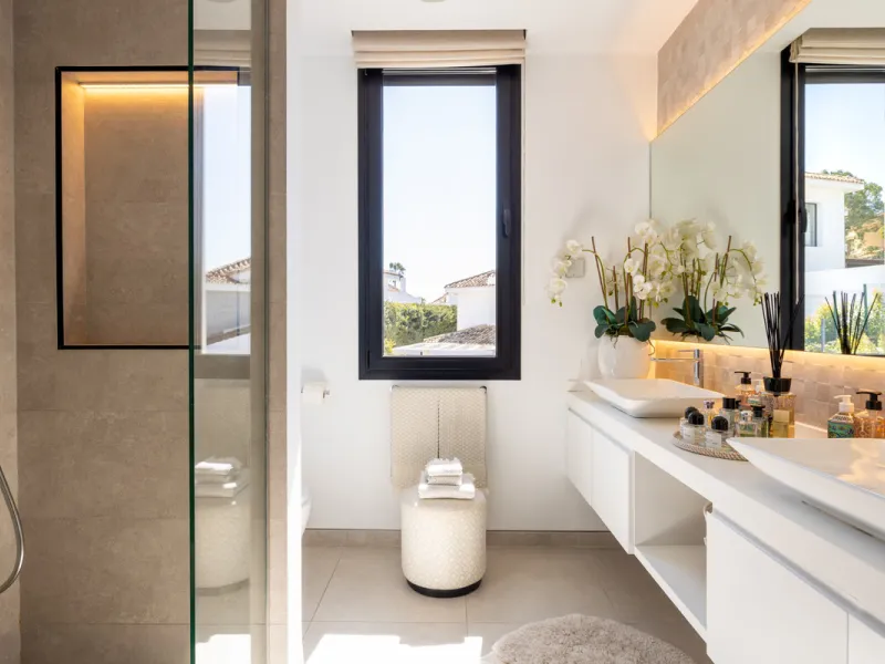 Contemporary villa set in the heart of Nueva Andalucía's prestigious Golf Valley, enjoying a privileged west-facing orientation overlooking the renowned Los Naranjos Golf Course. Distributed across three levels, the residence captures sweeping views of ma