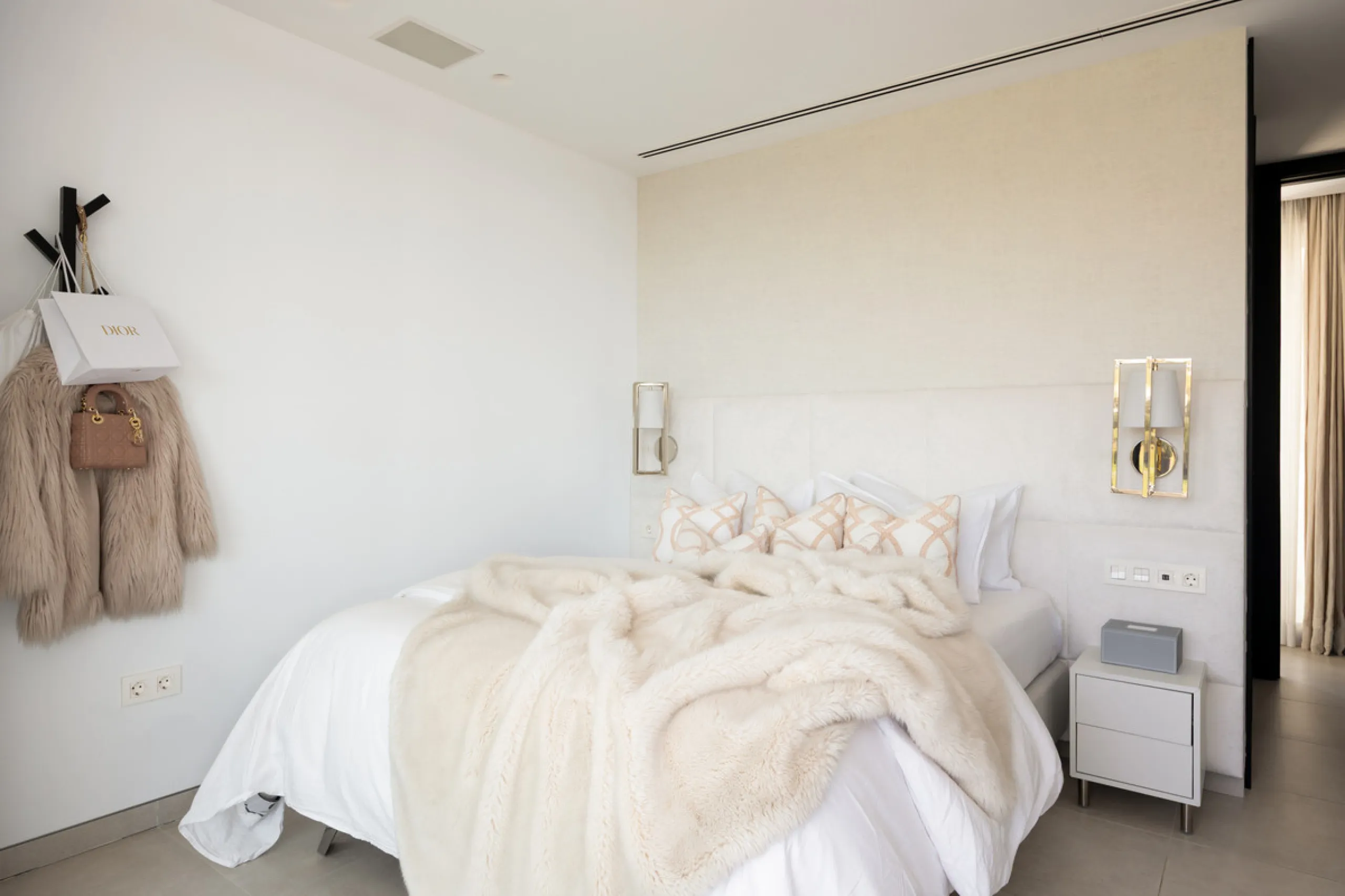 Contemporary villa set in the heart of Nueva Andalucía's prestigious Golf Valley, enjoying a privileged west-facing orientation overlooking the renowned Los Naranjos Golf Course. Distributed across three levels, the residence captures sweeping views of ma