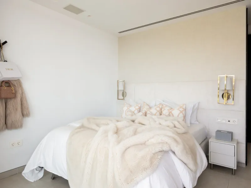 Contemporary villa set in the heart of Nueva Andalucía's prestigious Golf Valley, enjoying a privileged west-facing orientation overlooking the renowned Los Naranjos Golf Course. Distributed across three levels, the residence captures sweeping views of ma