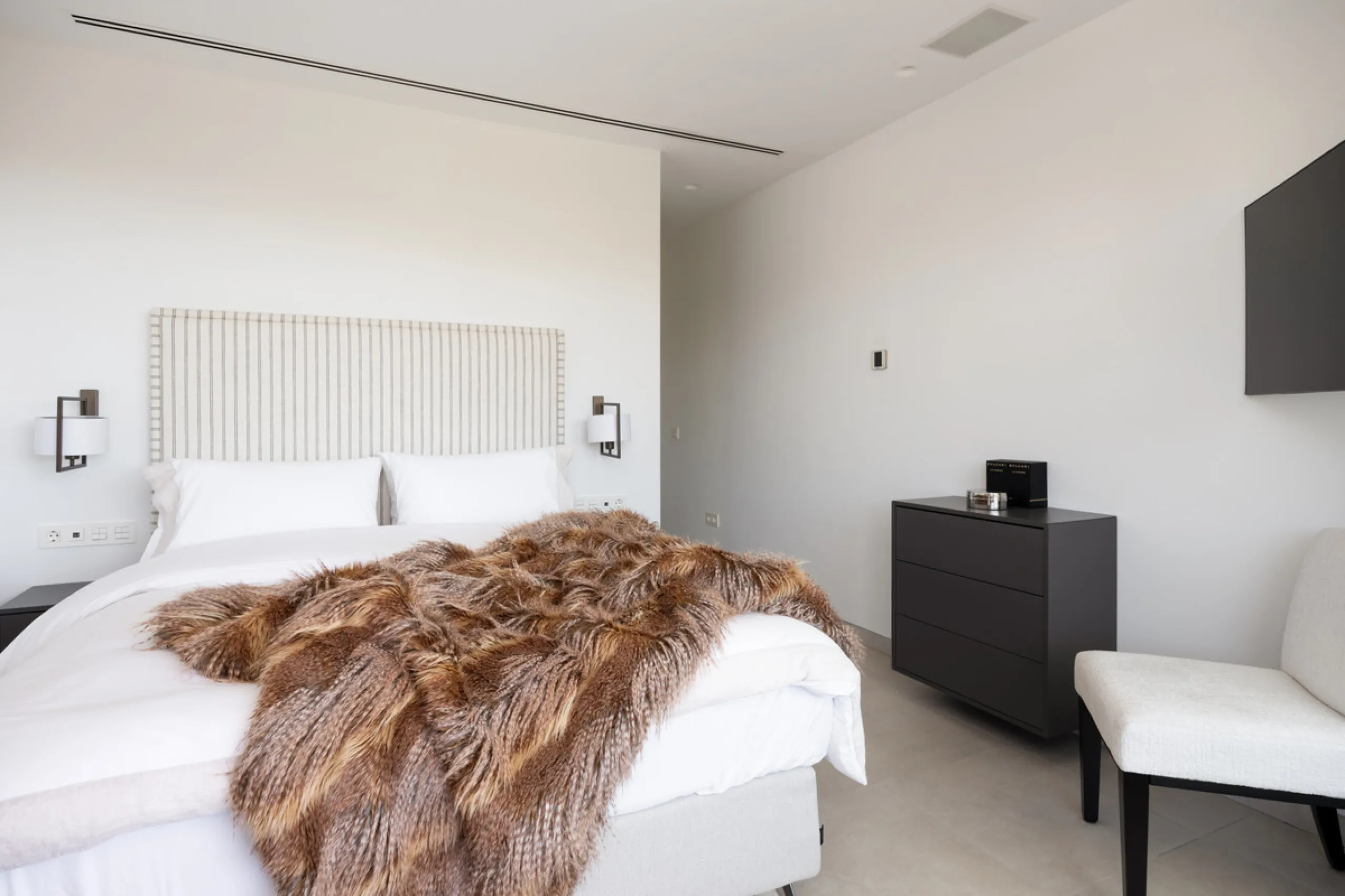 Contemporary villa set in the heart of Nueva Andalucía's prestigious Golf Valley, enjoying a privileged west-facing orientation overlooking the renowned Los Naranjos Golf Course. Distributed across three levels, the residence captures sweeping views of ma