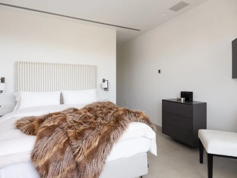 Contemporary villa set in the heart of Nueva Andalucía's prestigious Golf Valley, enjoying a privileged west-facing orientation overlooking the renowned Los Naranjos Golf Course. Distributed across three levels, the residence captures sweeping views of ma