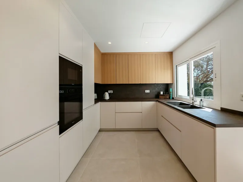 Villa for sale in Elviria, Marbella with 4 bedrooms, 4 bathrooms, 4 en suite bathrooms, 1 toilet and with orientation south, with private swimming pool, private garage and private garden. Regarding property dimensions, it has 327 m² built and 1,519 m² plo