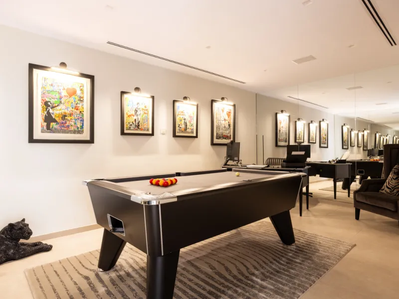Contemporary villa set in the heart of Nueva Andalucía's prestigious Golf Valley, enjoying a privileged west-facing orientation overlooking the renowned Los Naranjos Golf Course. Distributed across three levels, the residence captures sweeping views of ma