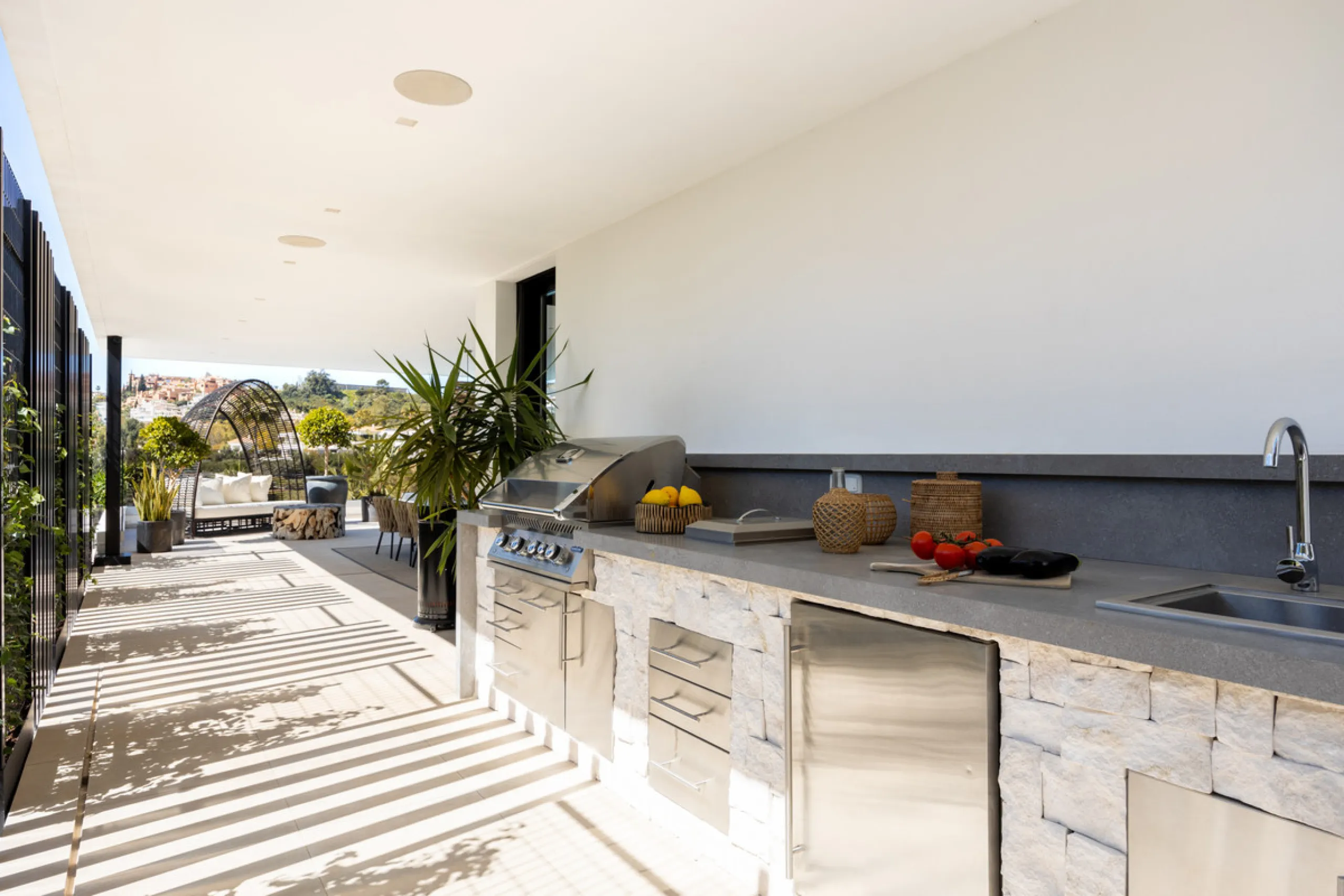 Contemporary villa set in the heart of Nueva Andalucía's prestigious Golf Valley, enjoying a privileged west-facing orientation overlooking the renowned Los Naranjos Golf Course. Distributed across three levels, the residence captures sweeping views of ma