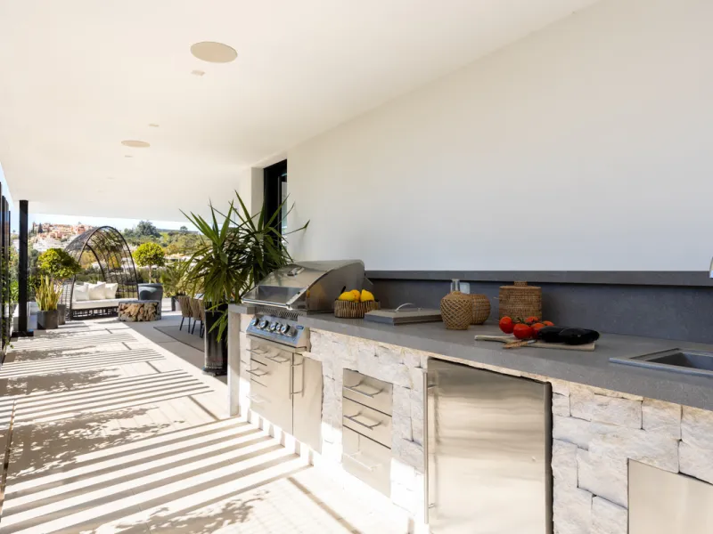 Contemporary villa set in the heart of Nueva Andalucía's prestigious Golf Valley, enjoying a privileged west-facing orientation overlooking the renowned Los Naranjos Golf Course. Distributed across three levels, the residence captures sweeping views of ma