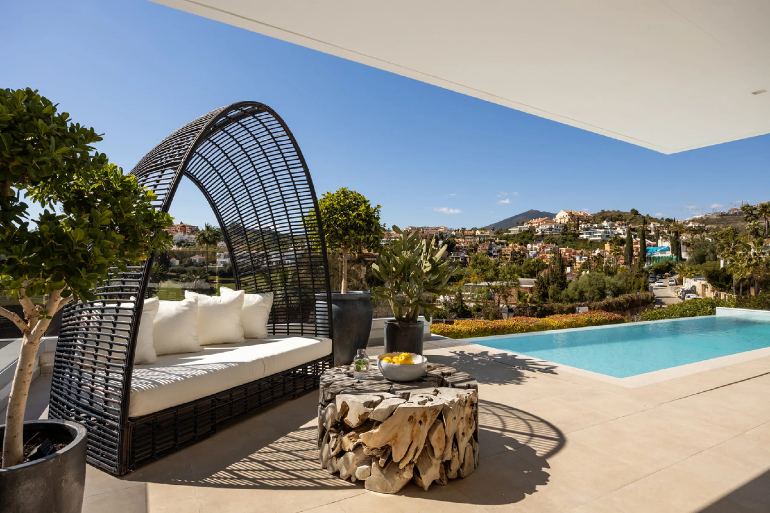 Contemporary villa set in the heart of Nueva Andalucía's prestigious Golf Valley, enjoying a privileged west-facing orientation overlooking the renowned Los Naranjos Golf Course. Distributed across three levels, the residence captures sweeping views of ma