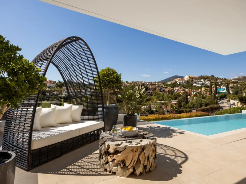 Contemporary villa set in the heart of Nueva Andalucía's prestigious Golf Valley, enjoying a privileged west-facing orientation overlooking the renowned Los Naranjos Golf Course. Distributed across three levels, the residence captures sweeping views of ma