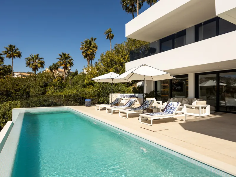 Contemporary villa set in the heart of Nueva Andalucía's prestigious Golf Valley, enjoying a privileged west-facing orientation overlooking the renowned Los Naranjos Golf Course. Distributed across three levels, the residence captures sweeping views of ma