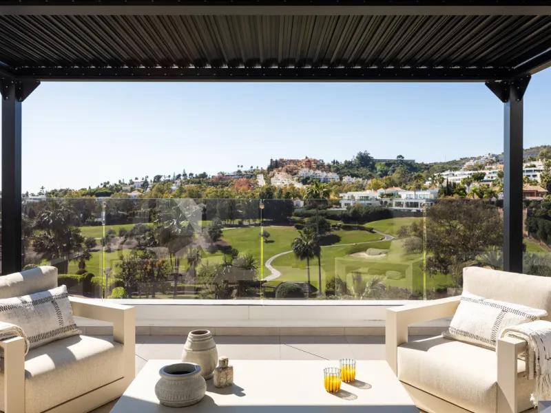 Contemporary villa set in the heart of Nueva Andalucía's prestigious Golf Valley, enjoying a privileged west-facing orientation overlooking the renowned Los Naranjos Golf Course. Distributed across three levels, the residence captures sweeping views of ma