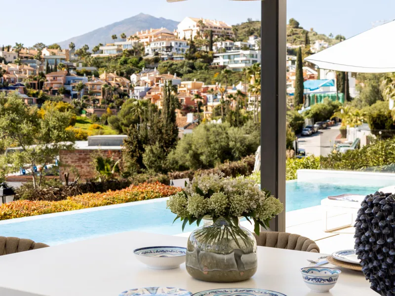 Contemporary villa set in the heart of Nueva Andalucía's prestigious Golf Valley, enjoying a privileged west-facing orientation overlooking the renowned Los Naranjos Golf Course. Distributed across three levels, the residence captures sweeping views of ma