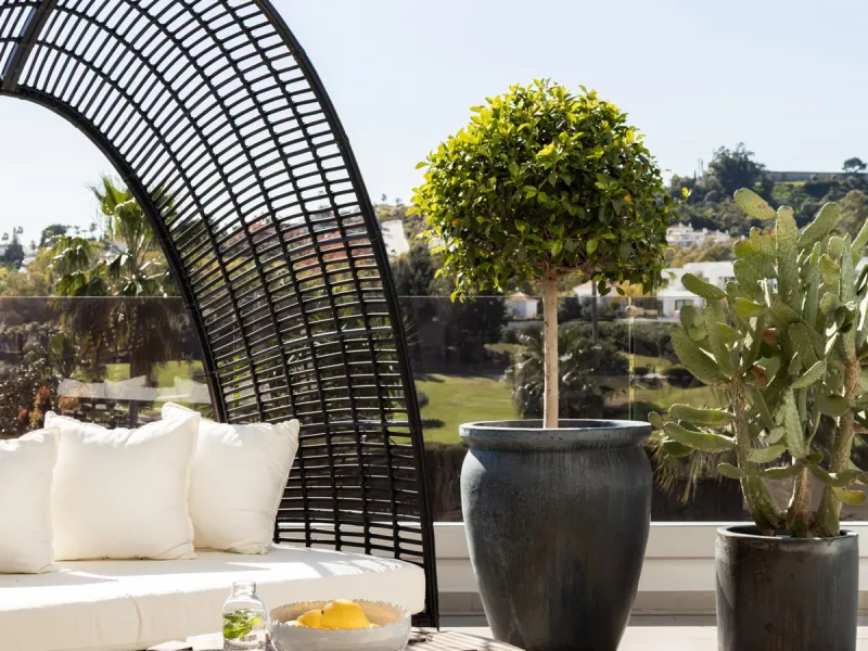 Contemporary villa set in the heart of Nueva Andalucía's prestigious Golf Valley, enjoying a privileged west-facing orientation overlooking the renowned Los Naranjos Golf Course. Distributed across three levels, the residence captures sweeping views of ma
