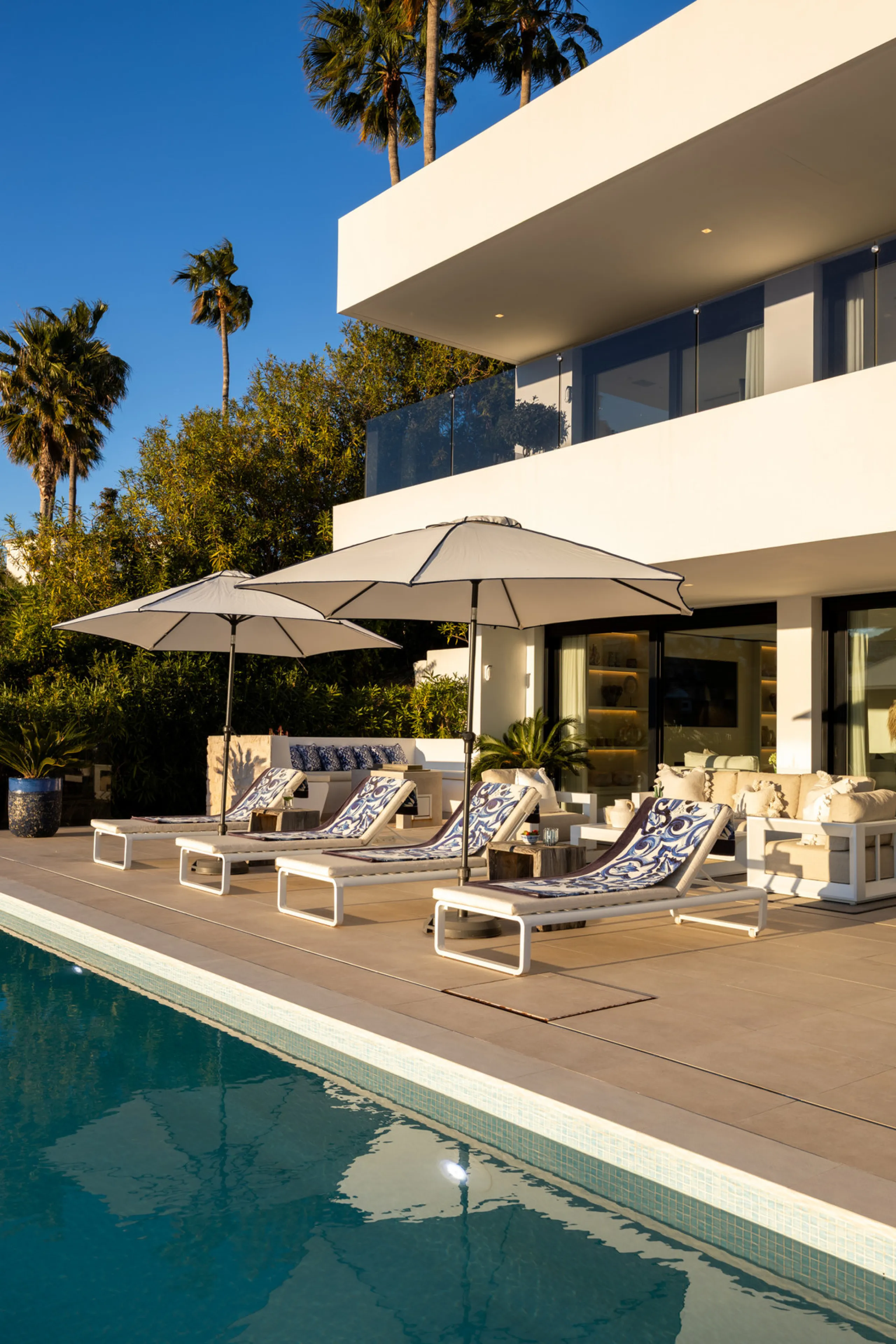 Contemporary villa set in the heart of Nueva Andalucía's prestigious Golf Valley, enjoying a privileged west-facing orientation overlooking the renowned Los Naranjos Golf Course. Distributed across three levels, the residence captures sweeping views of ma
