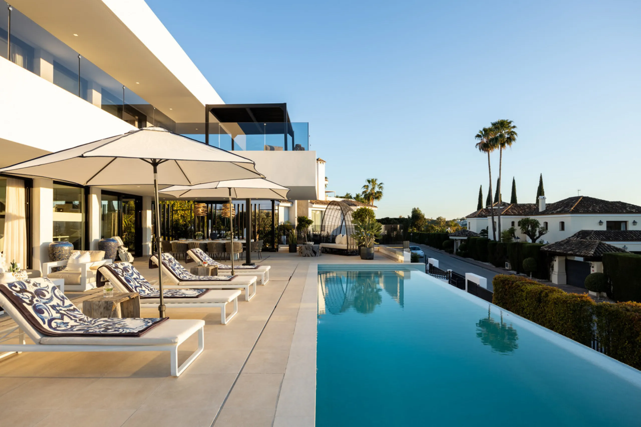 Contemporary villa set in the heart of Nueva Andalucía's prestigious Golf Valley, enjoying a privileged west-facing orientation overlooking the renowned Los Naranjos Golf Course. Distributed across three levels, the residence captures sweeping views of ma