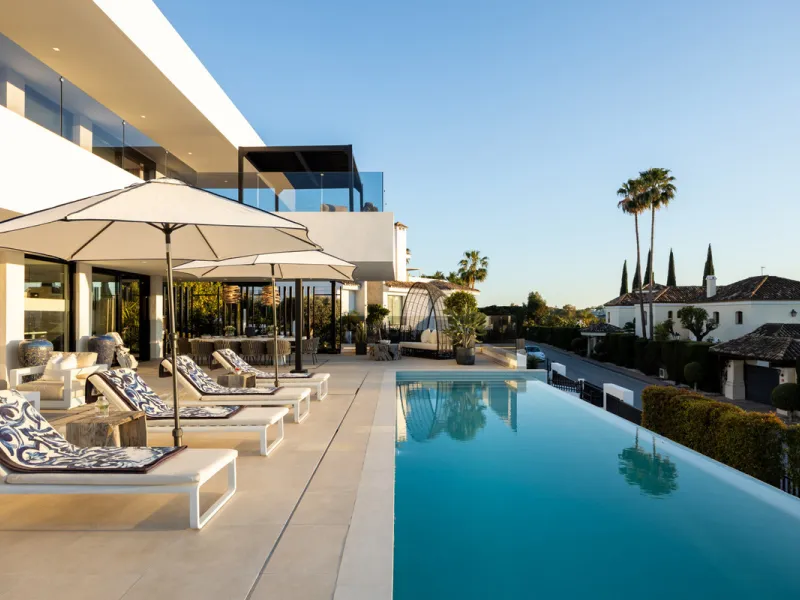 Contemporary villa set in the heart of Nueva Andalucía's prestigious Golf Valley, enjoying a privileged west-facing orientation overlooking the renowned Los Naranjos Golf Course. Distributed across three levels, the residence captures sweeping views of ma