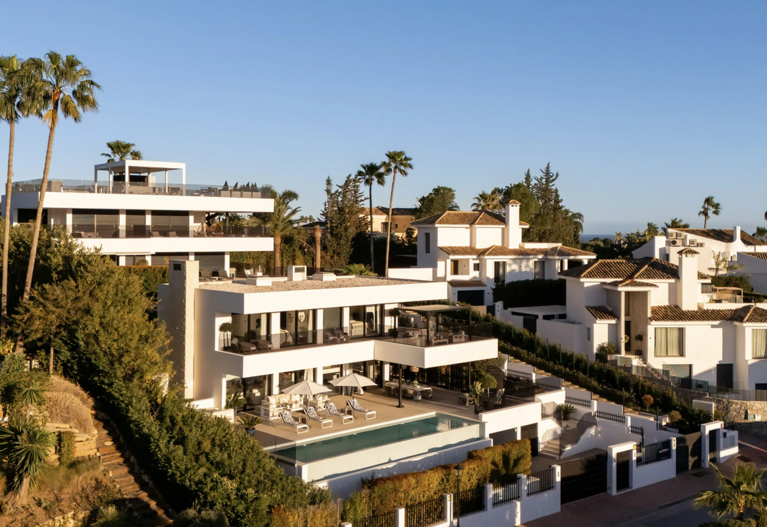 Contemporary villa set in the heart of Nueva Andalucía's prestigious Golf Valley, enjoying a privileged west-facing orientation overlooking the renowned Los Naranjos Golf Course. Distributed across three levels, the residence captures sweeping views of ma
