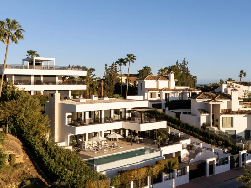 Contemporary villa set in the heart of Nueva Andalucía's prestigious Golf Valley, enjoying a privileged west-facing orientation overlooking the renowned Los Naranjos Golf Course. Distributed across three levels, the residence captures sweeping views of ma