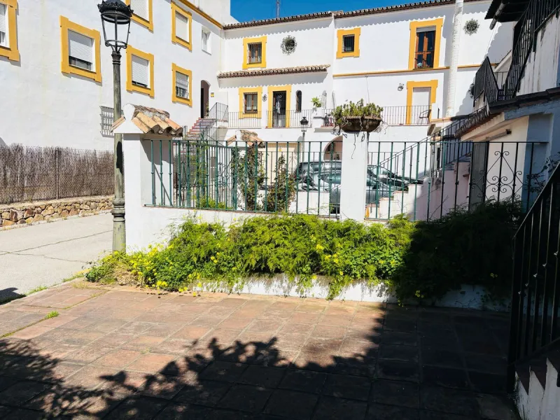 Spacious townhouse located in an excellent area of ​​Estepona, just 500 meters from the seafront promenade and the beach, with all amenities within easy walking distance: shops, bars, restaurants, and leisure facilities.