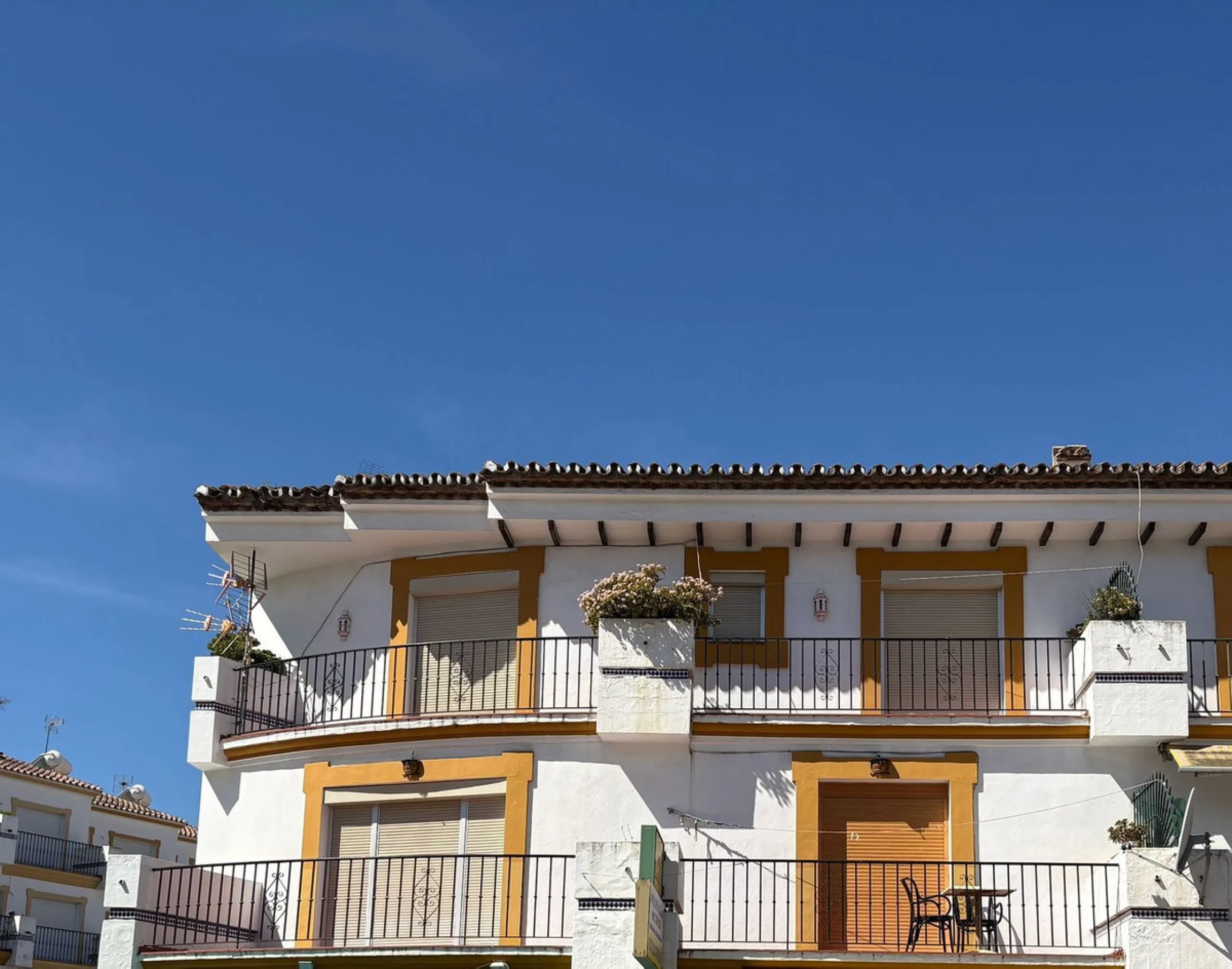 Spacious townhouse located in an excellent area of ​​Estepona, just 500 meters from the seafront promenade and the beach, with all amenities within easy walking distance: shops, bars, restaurants, and leisure facilities.