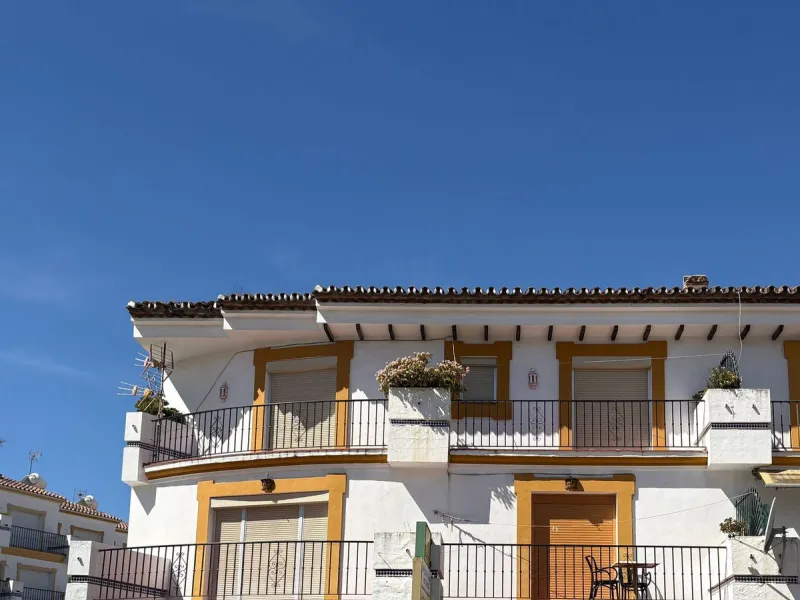 Spacious townhouse located in an excellent area of ​​Estepona, just 500 meters from the seafront promenade and the beach, with all amenities within easy walking distance: shops, bars, restaurants, and leisure facilities.