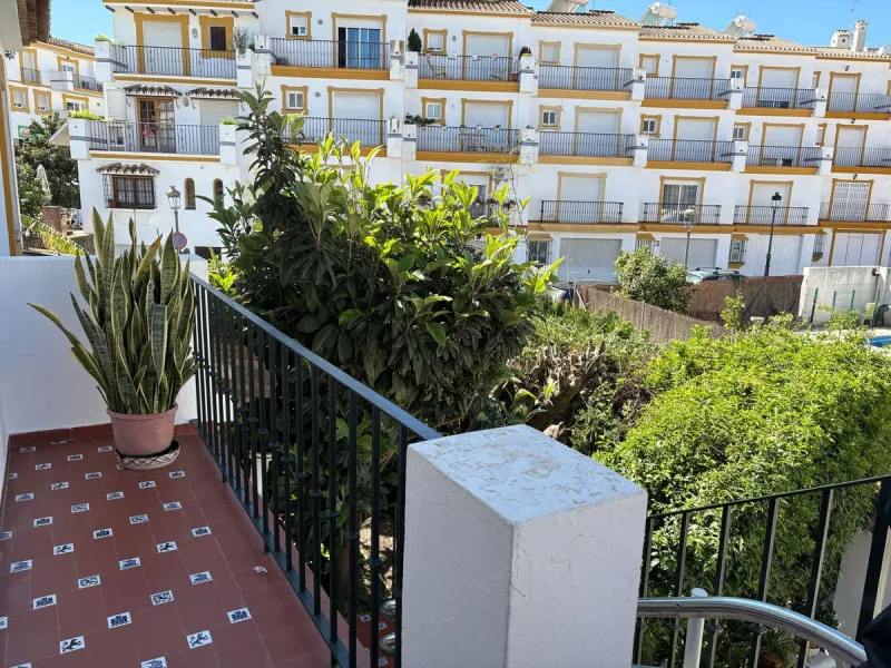Spacious townhouse located in an excellent area of ​​Estepona, just 500 meters from the seafront promenade and the beach, with all amenities within easy walking distance: shops, bars, restaurants, and leisure facilities.