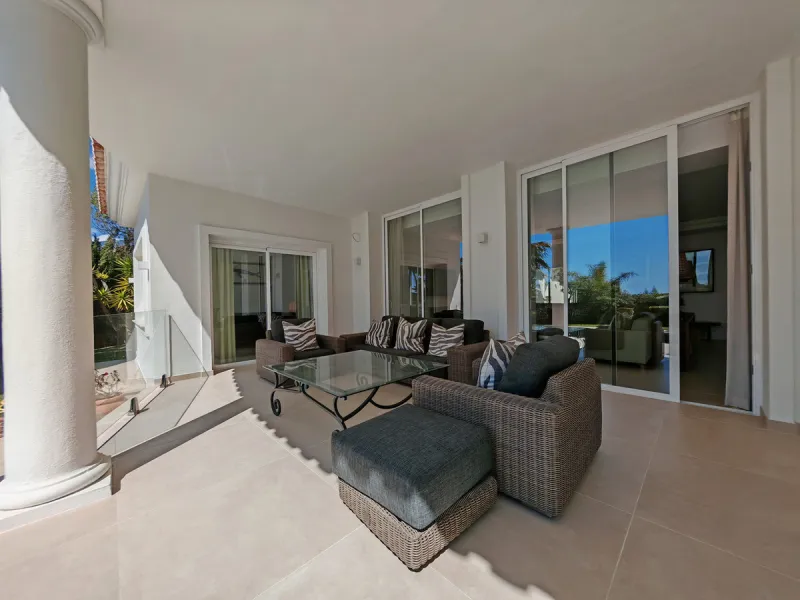 Villa for sale in Elviria, Marbella with 4 bedrooms, 4 bathrooms, 4 en suite bathrooms, 1 toilet and with orientation south, with private swimming pool, private garage and private garden. Regarding property dimensions, it has 327 m² built and 1,519 m² plo