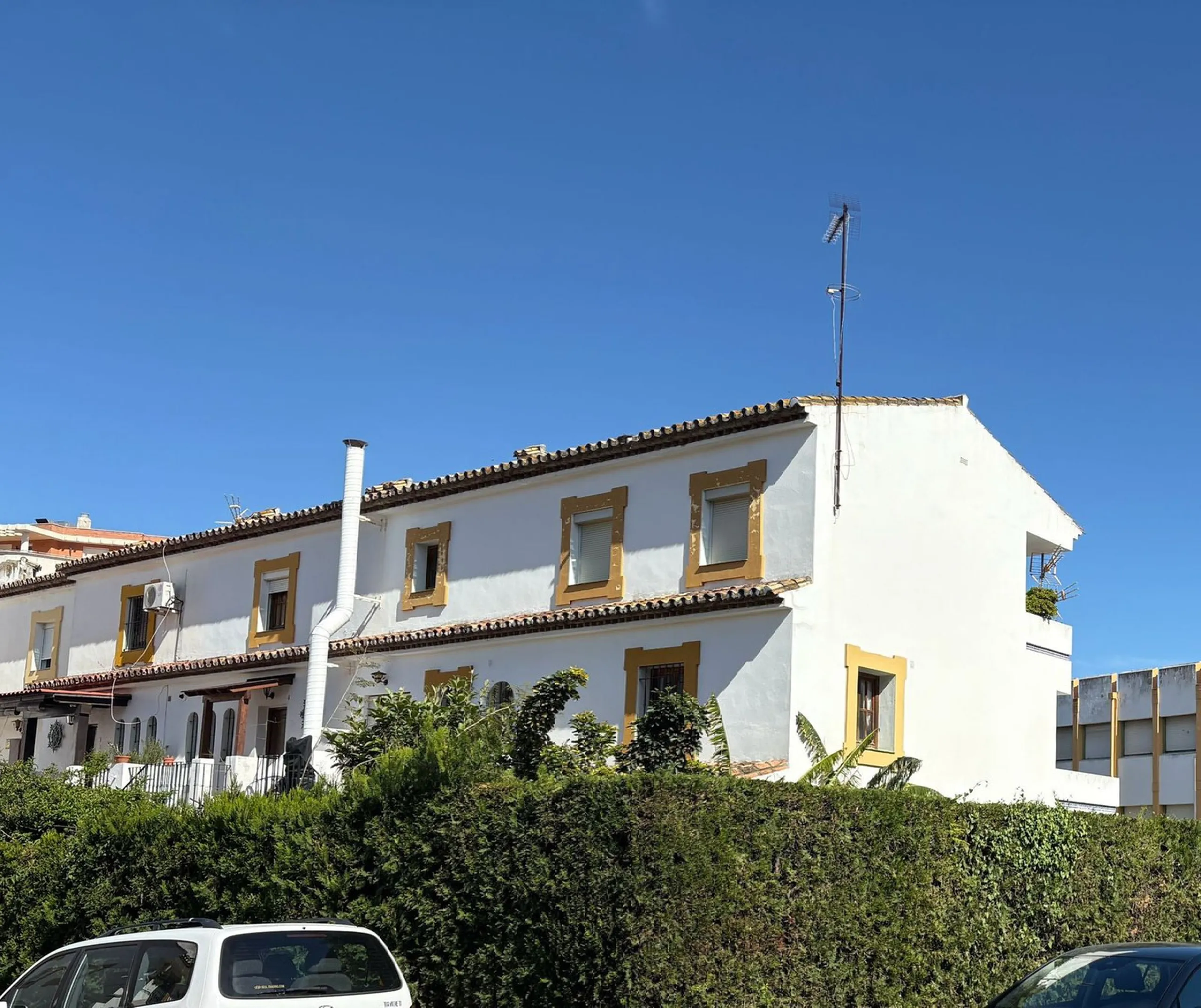 Spacious townhouse located in an excellent area of ​​Estepona, just 500 meters from the seafront promenade and the beach, with all amenities within easy walking distance: shops, bars, restaurants, and leisure facilities.