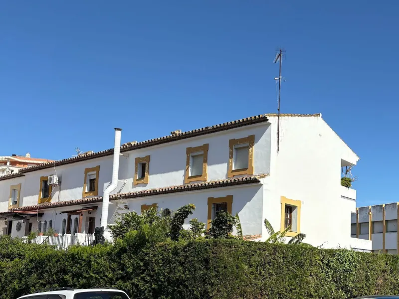 Spacious townhouse located in an excellent area of ​​Estepona, just 500 meters from the seafront promenade and the beach, with all amenities within easy walking distance: shops, bars, restaurants, and leisure facilities.