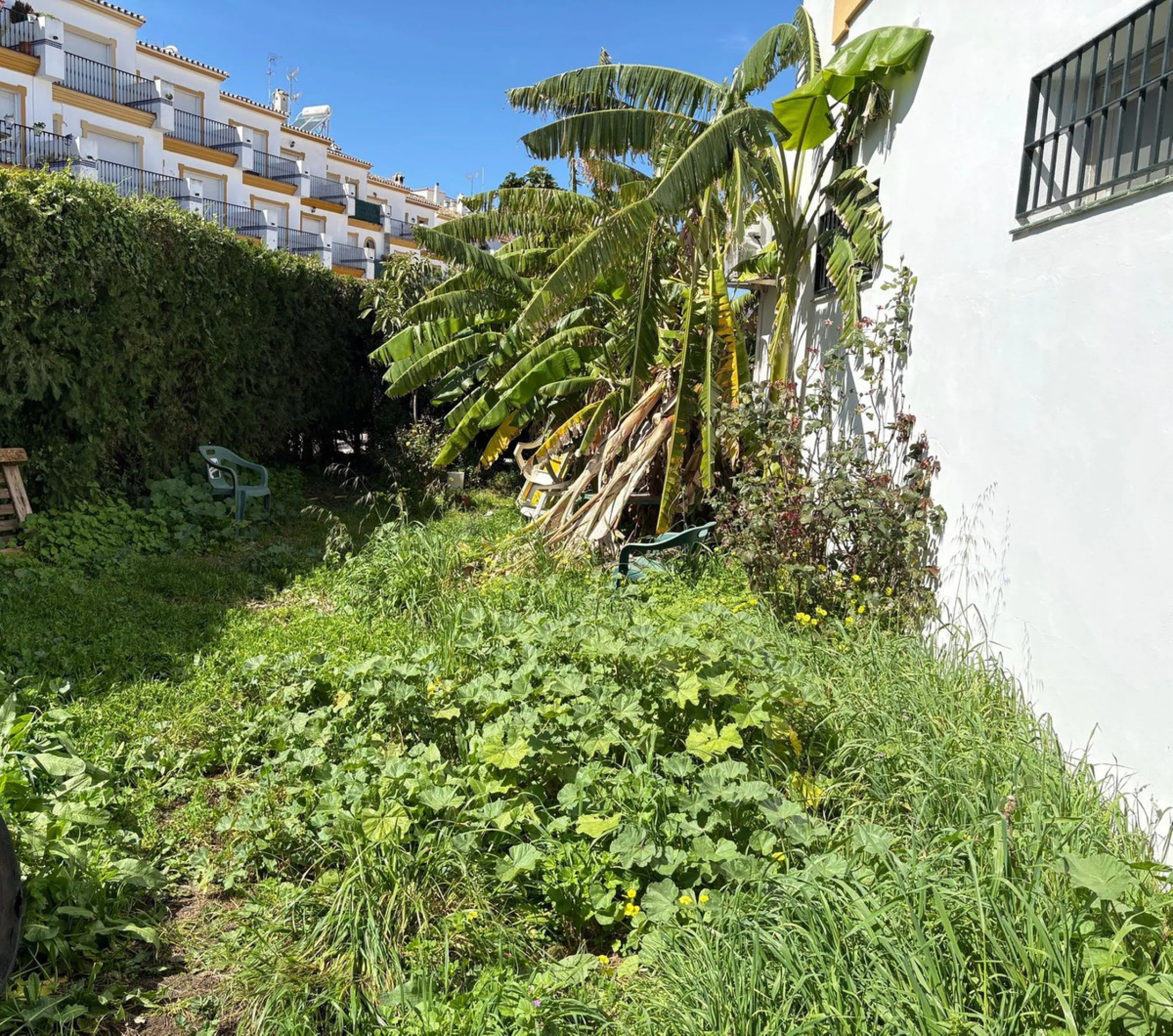 Spacious townhouse located in an excellent area of ​​Estepona, just 500 meters from the seafront promenade and the beach, with all amenities within easy walking distance: shops, bars, restaurants, and leisure facilities.